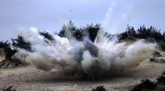 Quảng Bình: Tháo bom lấy thuốc nổ, 2 người thương vong