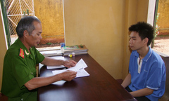  "Lột mặt nạ " gã thợ hồ chăm chỉ