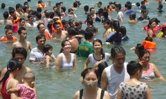 Đội nắng ra biển tắm  "xả xui " ngày Tết Đoan ngọ