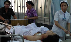 Mâu thuẫn tình cảm, hất xăng thiêu sống bạn gái 