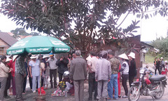 Hoảng hốt phát hiện bé sơ sinh chết bên đường ray xe lửa