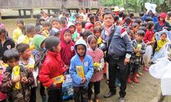 Tuổi thơ đẫm nước mắt của chàng “hiệp sĩ tình nguyện khuyết tật” 