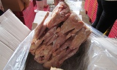 Bắt giữ xe ô tô chở lậu 10 tấn gà đông lạnh