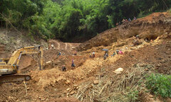 Nhiều cánh rừng Đắk Nông bị “băm nát” để... đào vàng