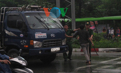 Sau va chạm, tài xế và phụ xe lao vào  "hỗn chiến " 