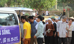 Xóm nghèo đón thi thể vụ tai nạn thảm khốc tại Thái Lan