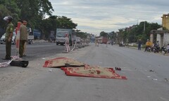 Xe tải tông đuôi xe máy, 2 người chết tại chỗ