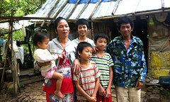 Gia đình 6 người sống giữa rừng sâu vừa được phát hiện