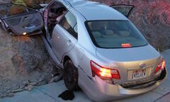 Làm gì khi ô tô đột ngột tăng tốc?