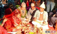 Kỳ lạ: Bố vợ rửa chân cho con rể trong lễ cưới