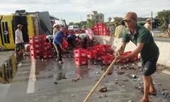 Hà Tĩnh: Lật xe tải chở bia, người dân không hôi của