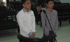 Thua cá độ bóng đá, nam sinh rủ bạn đi cướp giật