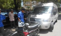 Bất chấp biên bản xử phạt, xe dù “hỗn chiến” xe ôm để giành khách