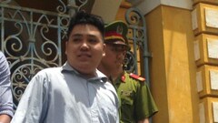 1 phút “tự vệ” mất cả mẹ già, vợ đẹp