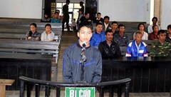 17 năm tù cho gã chồng ép vợ mang bầu uống thuốc diệt cỏ