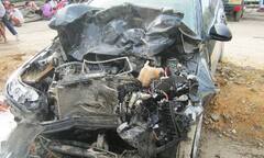 Xe ô tô “đối đầu” xe container, 4 người trọng thương