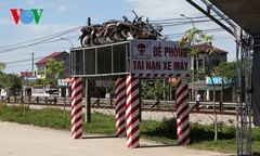 Làm biển cảnh báo TNGT bằng... 8 xe máy bị tai nạn