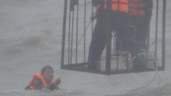 Chìm xà lan, 6 người Việt Nam và Đài Loan thoát chết