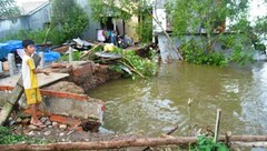 Nhà ầm ầm rung chuyển, chui tọt xuống sông