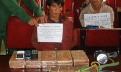 Nghệ An: Bắt giữ 2 người Lào vận chuyển 10 bánh heroin