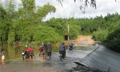 Bình Phước: Chồng chỉ kịp cứu con, vợ bị nước cuốn trôi