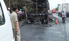 Xe khách giường nằm bốc cháy dữ dội trên đường