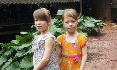 Kỳ lạ 2 chị em gái giống Tây ở Cao Bằng