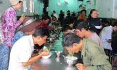 Chuyện lạ giữa Sài Gòn: Suất cơm bằng cốc trà đá, no, sạch, ngon