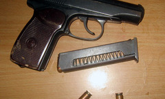 Kiểm tra hành chính, phát hiện tàng trữ súng và ma túy