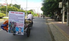 Người chồng miền Tây lái xe ba gác, chở bảng thông báo tìm vợ con