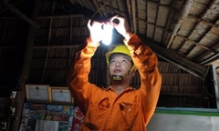 Video: Vùng nông thôn Nghệ An, điện lưới phập phù