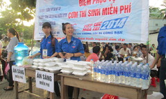 Nghệ An: Ấm lòng những suất cơm miễn phí 