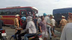 Xe khách lao thẳng vào đầu xe tải, cấp cứu 17 người