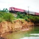 Sạt lở bờ sông Lam, tuyến đường sắt bị đe dọa