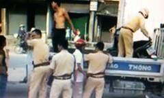 Vi phạm luật giao thông còn cởi phăng áo thách thức CSGT