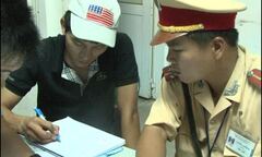 Huế: Đi vào đường ngược chiều còn ngoan cố chống cự CSGT