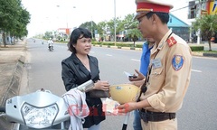 Gia Lai: Khuyến cáo người dân chọn mua mũ bảo hiểm đạt chuẩn