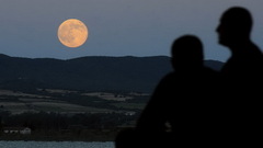Ngỡ ngàng với vẻ đẹp của “siêu trăng " đêm 12/7