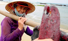 Đàn bà đi biển: Nhọc nhằn phận  "tóc dài vượt sóng "