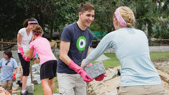 Học trò Mỹ làm thợ hồ ở Quảng Ngãi