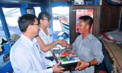 Thầy thuốc trẻ cùng ngư dân bám biển