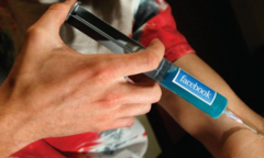 Vì sao chúng ta mãi mãi là con nghiện Facebook?