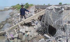 Đồng bằng sông Cửu Long: Sạt lở “nuốt” đê biển Tây