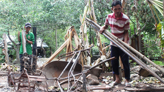 Nghi báo kiểm lâm bắt gỗ, nhóm lâm tặc đốt nhà dân