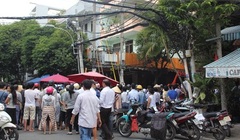 Nhân viên điện lực bị điện giật, mắc cứng trên cột điện