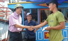 Bí thư Tỉnh ủy Quảng Bình “thị sát”, tặng quà ngư dân miền biển