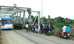 Cãi nhau, nhảy cầu tự tử trước mặt bạn gái