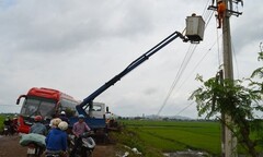 Hàng loạt trụ điện trung áp gãy đổ sau trận gió lốc