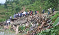 Nuốt nước mắt tìm vợ và con 10 ngày tuổi trong lòng đất