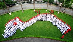 Hàng trăm bác sĩ xếp hình Tổ quốc hướng về biển Đông
